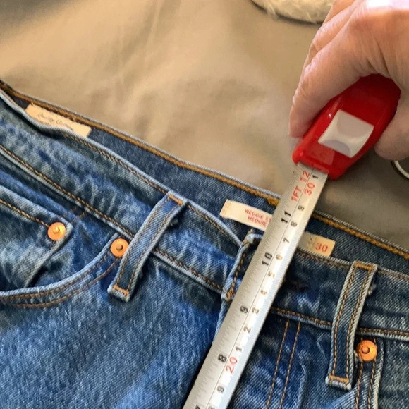 - Levi's  Revolve premium wedgie straight Size 30 Medium Wash "Love Triangle" - Picture 11 of 13